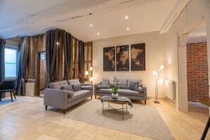 Televisie, tafelvoetbal, boeken en een kantoor