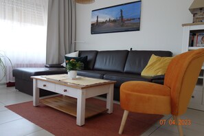 Smart TV, DVD player, stereo - Sehr Hell und Freundlich Gestaltete Ferienwohnung für 2 bis 4 Personen mit Wlan (Norddeich)