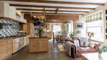 Main House | Private kitchen | Fridge, microwave, oven, stovetop