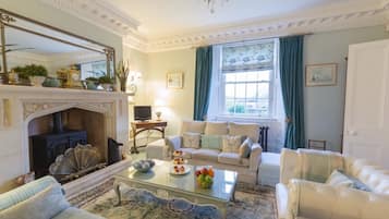 Main House | Living room | Flat-screen TV