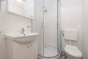 Apartment, 2 Bedrooms A1 | Badezimmer | Dusche, Haartrockner, Handtücher, Seife