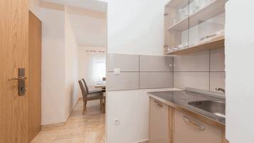 Apartment, 2 Bedrooms A1 | Eget kjøkken | Kjøleskap, mikrobølgeovn, kokeplater og kaffetrakter/tekoker