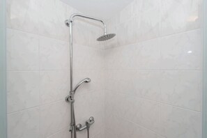 Apartment, 2 Bedrooms A1 | Kylpyhuone | Suihku, hiustenkuivaaja, pyyhkeet, saippua
