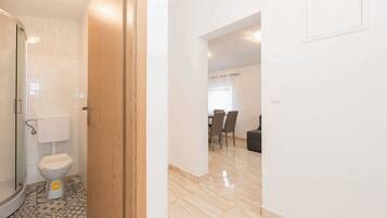 Apartment, 2 Bedrooms A1 | Badezimmer | Dusche, Haartrockner, Handtücher, Seife