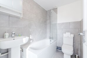 Luxury Apartment | Bathroom | Combined shower/tub, free toiletries, hair dryer, towels