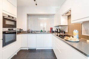 Standardlejlighed | Privat køkken | Køleskab/fryser i fuld størrelse, mikrobølgeovn, ovn, kogeplade