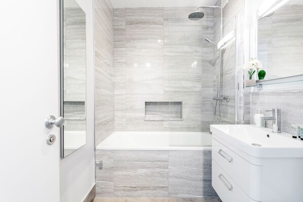 Standard Apartment | Deep soaking bathtub