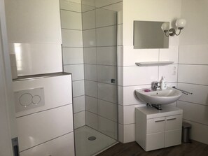 Ensemble douche/baignoire, sèche-cheveux, savon