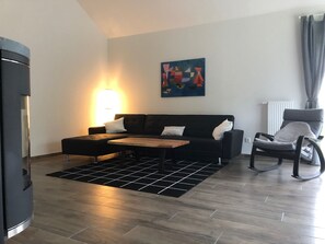 Smart TV, fireplace, books, stereo