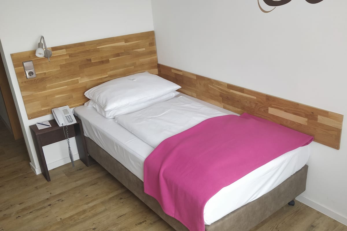 Standard Room, 1 Twin Bed | Hypo-allergenic bedding available, in-room safe