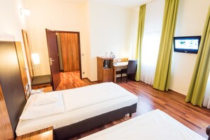 Hypo-allergenic bedding, in-room safe, iron/ironing board, free WiFi