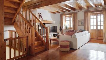 Una televisión, una chimenea