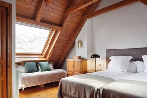 4 bedrooms, iron/ironing board, free WiFi, bed sheets