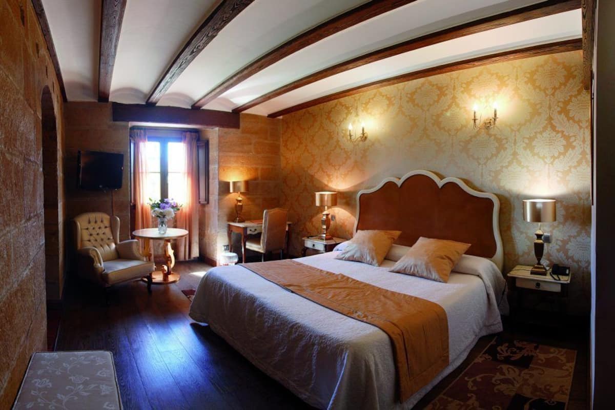 Habitación superior | Ropa de cama de alta calidad, edredón y minibar