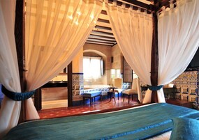 Ropa de cama de alta calidad, cubrecamas y minibar 