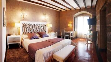 Kamer, 1 twee- of 2 eenpersoonsbedden | Luxe beddengoed, donsdekens, een minibar, een kluis op de kamer