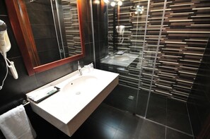 Sèche-cheveux, bidet, serviettes fournies, savon