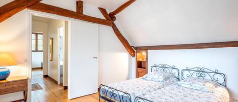 3 habitaciones, tabla de planchar con plancha y wifi