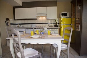 Fridge, microwave, oven, stovetop - Cottage 8 - "Les Lavandes" (Monflanquin)