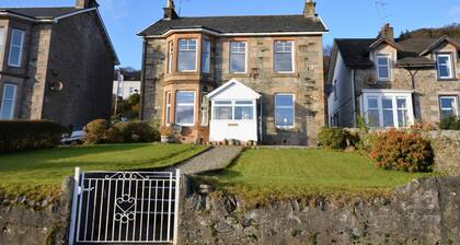 Derryguaig Apartment, shore front location, wood burner, pet friendly