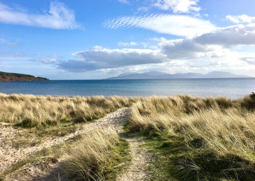 Derryguaig Apartment, shore front location, wood burner, pet friendly