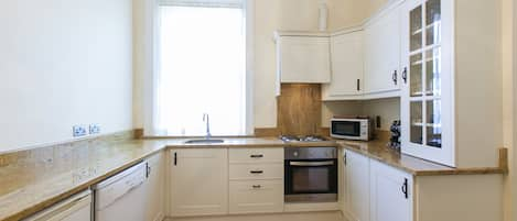 Apartment (Padraig Pearse) | Private kitchen | Fridge, microwave, oven, stovetop