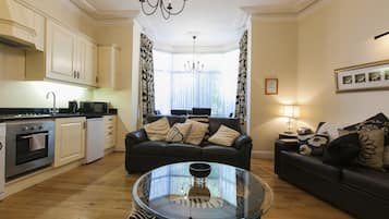 Apartment (Michael Collins) | Ruang tamu | 26 inci televisyen skrin rata dengan kabel, TV LCD, pendiangan