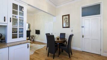 Apartment (Padraig Pearse) | Private kitchen | Fridge, microwave, oven, stovetop
