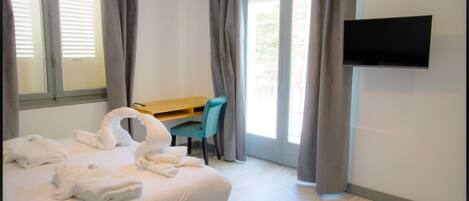 Comfort Room | Tempur-Pedic beds, minibar, individually decorated, laptop workspace