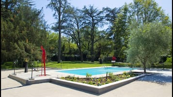 Una piscina al aire libre de temporada