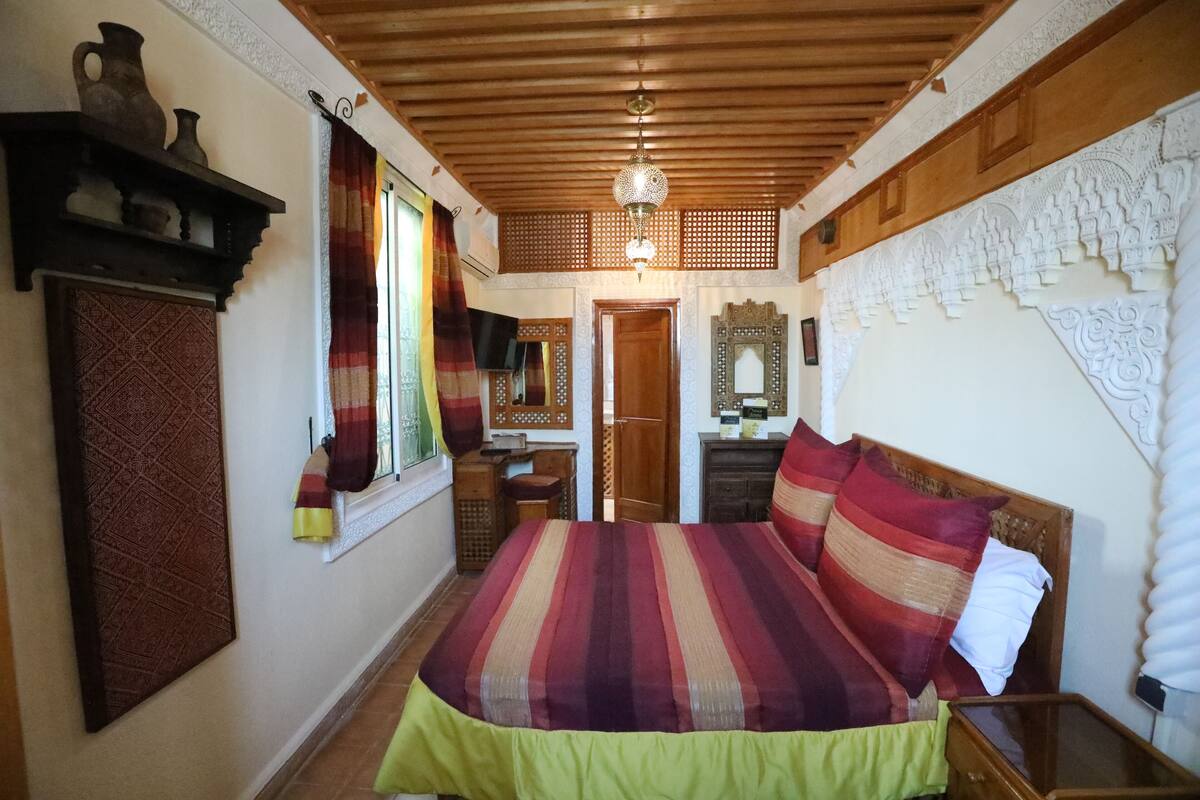 Laptop workspace, soundproofing, free WiFi, bed sheets