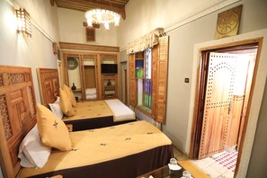 Superior Triple Room (Tam) | Laptop workspace, soundproofing, free WiFi, bed sheets - Dar Belmamoun (Fes)