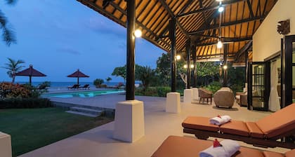 Villa Namasté - Beachfront @ Lovina Beach, 10P, Private Pool, BBQ