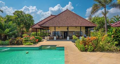 Villa Namasté - Beachfront @ Lovina Beach, 10P, Private Pool, BBQ