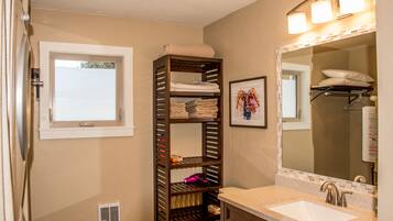 Chuveiro/banheira combinados, secador de cabelo, toalhas de banho