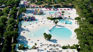 A water park with multiple pools, slides, and play areas. - WMC BUSCHMANN Wohnwagenvermietung (Cavallino-Treporti)