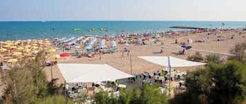 Spiaggia privata, lettini da mare, ombrelloni, teli da spiaggia