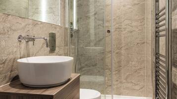 Artículos de higiene personal ecológicos, secador de pelo y toallas