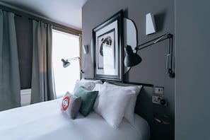 Kahden hengen deluxe-huone | Ylelliset vuodevaatteet, pillowtop-patjalliset sängyt