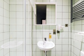 Bathroom -  The Warwick by Nestor (London)