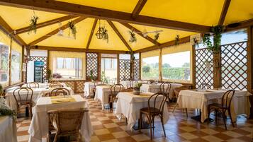 Petit déjeuner servi tous les jours en supplément