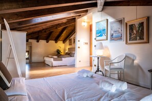 Chambre familiale | Couette en duvet, minibar, bureau