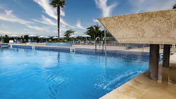 Piscina stagionale all'aperto, ombrelloni da piscina, lettini