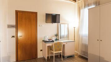 雙人房 | 羽絨被、迷你吧、書桌、筆電工作空間