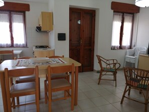 28-inch flat-screen TV with cable channels, TV - Appartamenti Fronte Mare (Castelsardo)