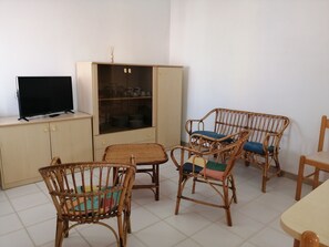 28-inch flat-screen TV with cable channels, TV - Appartamenti Fronte Mare (Castelsardo)