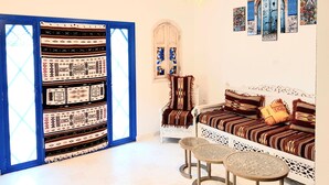 Deluxe House (Arabesque) | Living area | 49-inch flat-screen TV with digital channels, TV, Netflix - Dar Jaafar (La Marsa)