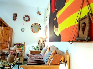 Estudio (African Loft) | Área de sala de estar | Televisión de pantalla plana, Netflix y películas con cargo 