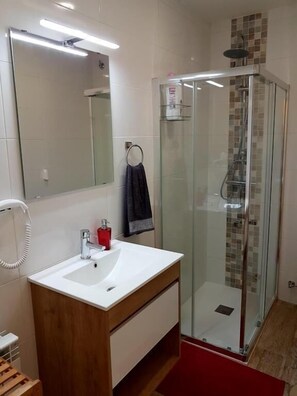 Shower, free toiletries, hair dryer, towels - Pensión Sotelo (Logroño)