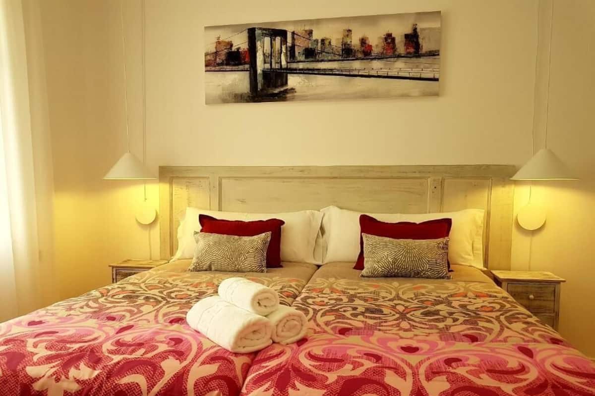 Chambre avec lits jumeaux, salle de bains commune